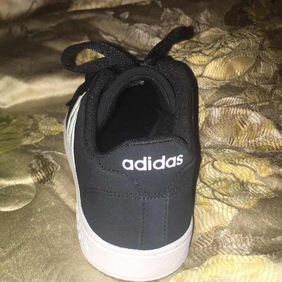 Size 8 US men's size Adidas "Baseline" shoes. - Picture 4 of 5